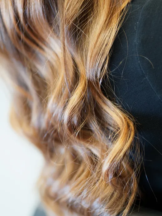 Gewellte Längen mit warmen Balayage-Strähnen