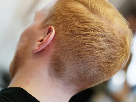 Kurzhaarschnitt mit ausrasiertem Nacken von der Seite